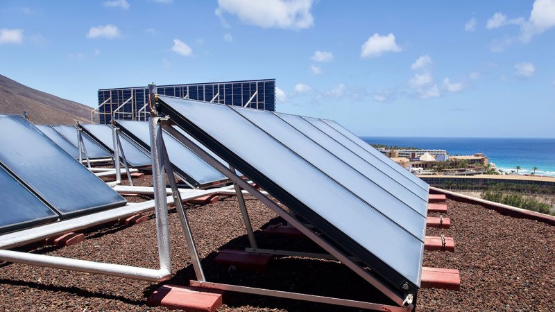 An active solar system using solar radiation to heat the heat transfer medium in thermal collectors. (Source: © Wirestock / stock.adobe.com)