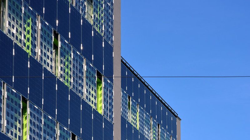 A photovoltaic system installed on the façade of a building. (Source: © Dmitro / stock.adobe.com)