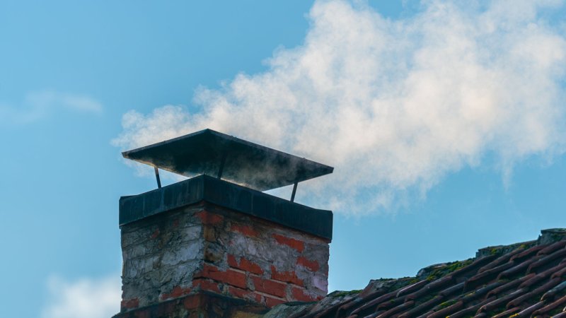 1. Light air: Direction of wind shown by smoke but not by wind vanes. Wind speed: 1—5 km/h, wave height: about 0.1 m. (Source: © Igor / stock.adobe.com)