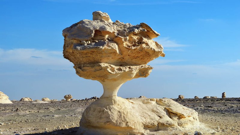 Wind erosion has sculpted unusual rock formations in the White Desert in Egypt. (Source: © Oleg Znamenskiy / stock.adobe.com)