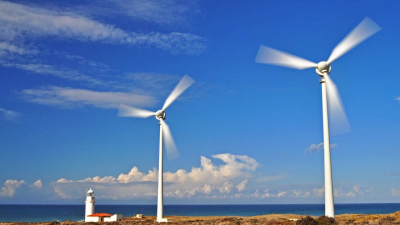 A wind turbine extracts only part of the kinetic energy of the air flowing through its rotor. (Source: © Ekrem/ stock.adobe.com)