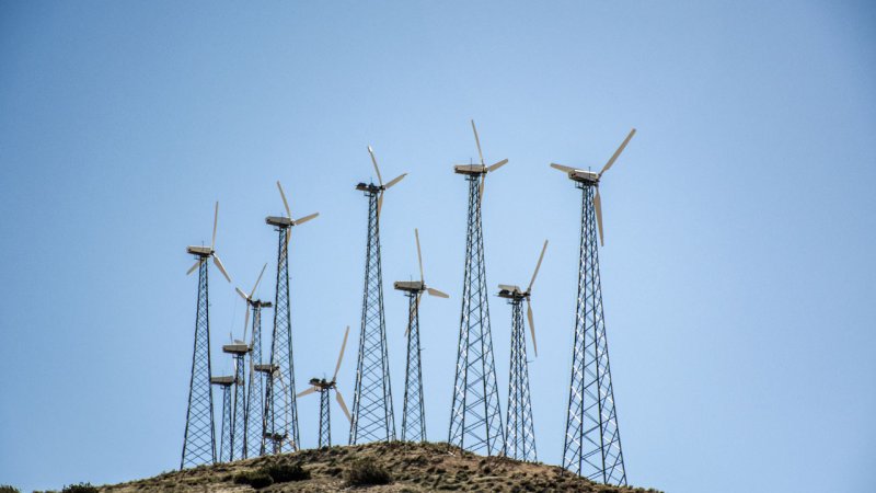 Small wind turbines fitted to lattice-framed towers. (Source: © roydahan / stock.adobe.com)