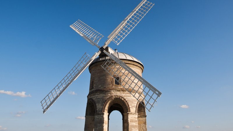A traditional 17th-century stone windmill near the village of Chesterton in Warwickshire, England. (Source: © Meowgli / stock.adobe.com)
