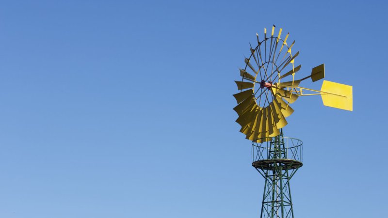 A windmill with a traditional multi-bladed rotor, used to pump water for irrigation. (Source: © pedrosala / stock.adobe.com)