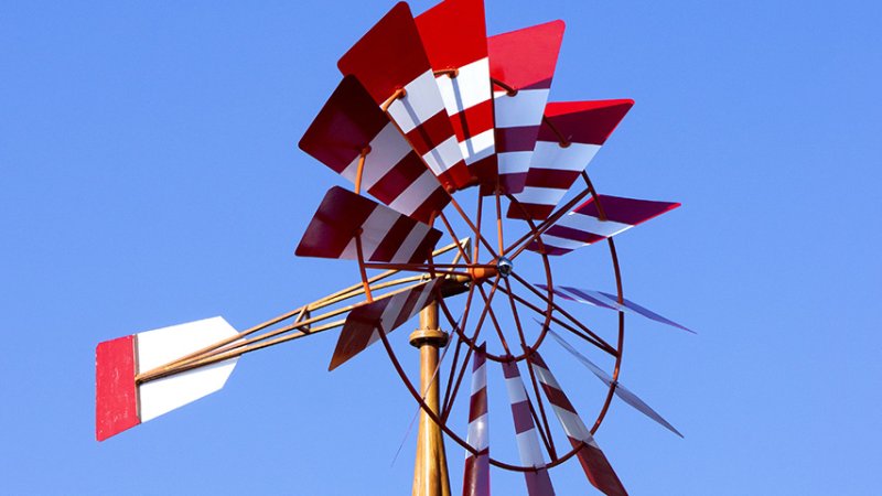 A multi-bladed windmill used to pump water. (Source: © lunx / stock.adobe.com)
