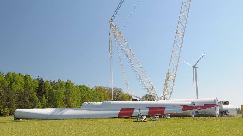 Rotor blades and tower segments awaiting installation using a specialised crane. (Source: © luiggi33 / stock.adobe.com)
