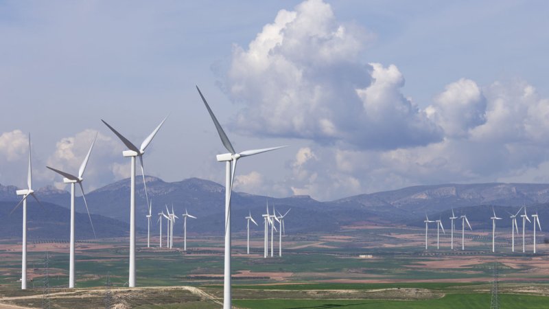 Wind turbines and an electrical substation connecting the wind farm to the grid. (Source: © pedrosala / stock.adobe.com)