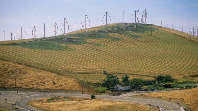 A wind farm consisting of Darrieus vertical-axis wind turbines. (Source: © spiritofamerica / stock.adobe.com)