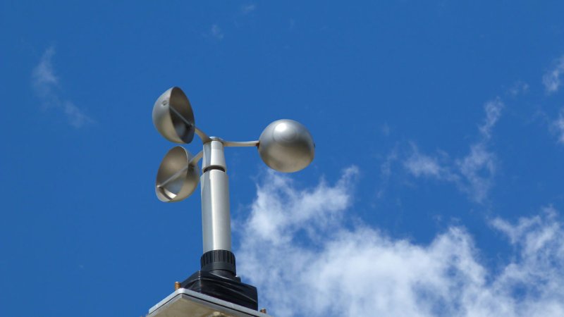 A cup anemometer used to measure wind speed. Its rotor operates on a drag-based principle similar to that of a Savonius turbine. (Source: © Istvan / stock.adobe.com)
