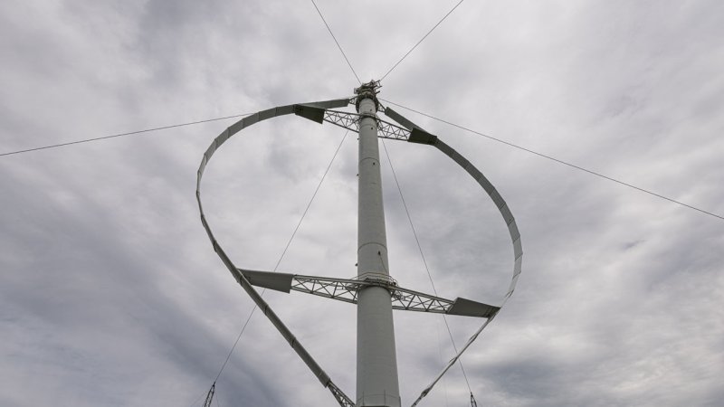 A two-bladed Darrieus wind turbine operating on the lift principle. (Source: © mathieulphoto / stock.adobe.com)