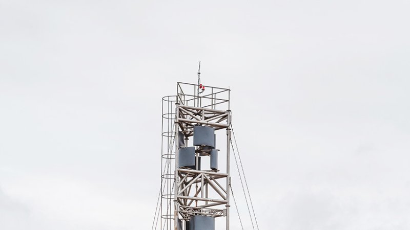 An unusual design of a vertical-axis wind turbine. (Source: © smuay / stock.adobe.com)