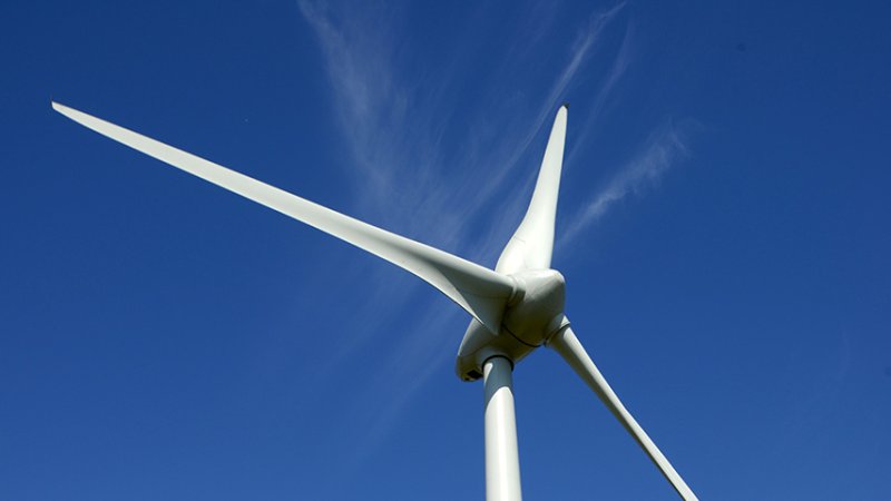 The entrance at the base of the tower provides a sense of the scale of a modern wind turbine. (Source: © VDR / stock.adobe.com)