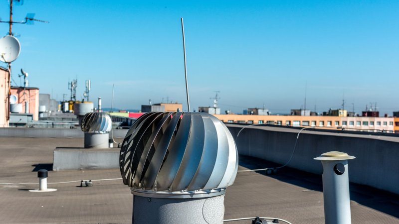 A Savonius wind turbine installed on a roof. (Source: © stockfotocz / stock.adobe.com)