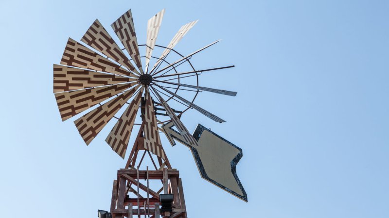 A multi-bladed windmill used to pump water, a design common in many parts of the USA, South Africa and Australia. (Source: © seezcape / stock.adobe.com)