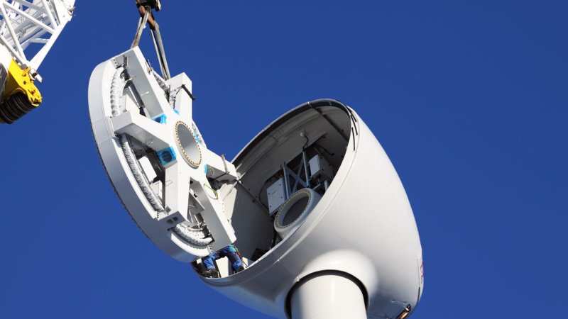Assembly of a direct-drive wind turbine, which operates without a gearbox. (Source: © Frédéric Prochasson / stock.adobe.com)