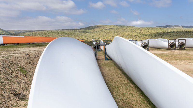 An aerodynamically shaped rotor blade during the construction of a wind turbine in Chile. (Source: © abriendomundo / stock.adobe.com)