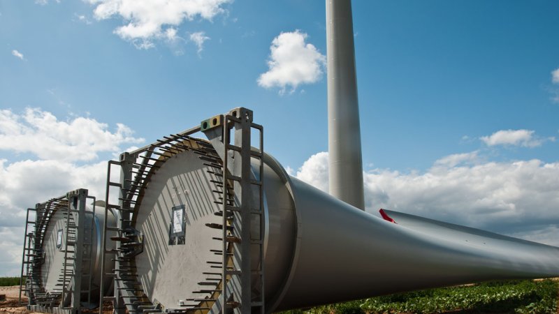 Large wind turbine blades ready for installation. (Source: © pixarno / stock.adobe.com)