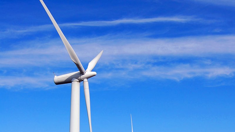Wind turbines built on prominent mountain ridges can significantly shape the landscape. (Source: © BibiDesign / stock.adobe.com)